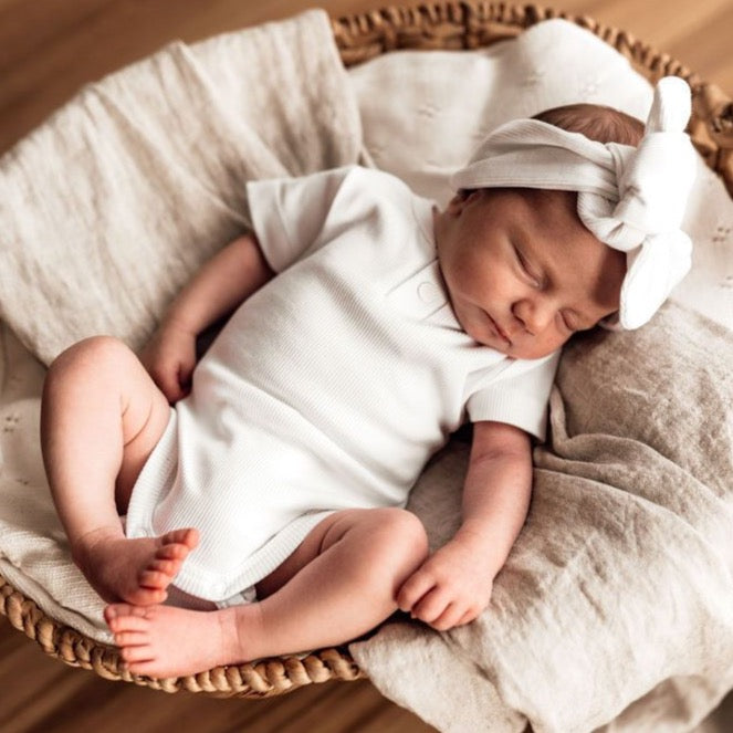 SNUGGLE HUNNY MILK SHORT SLEEVE BODYSUIT